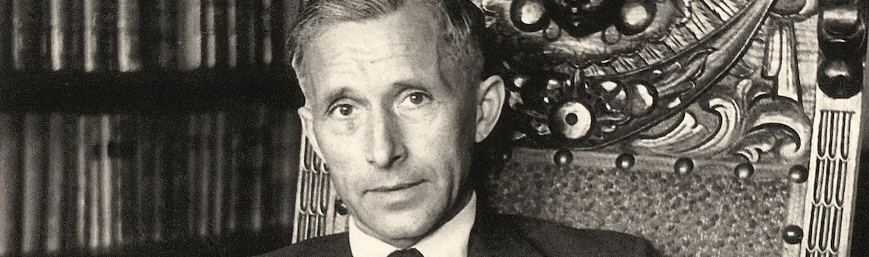 Ernst Jünger seduto